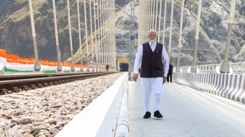 पीएम मोदी ने किया चिनाब ब्रिज का उद्घाटन, क्या है इसकी खास बात? पीएम मोदी ने किया चिनाब ब्रिज का उद्घाटन, क्या है इसकी खास बात?
